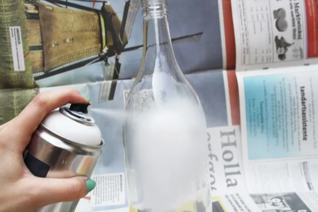 Cómo pintar botellas por dentro y por fuera para convertirlas en ... Cómo pintar botellas por dentro y por fuera para convertirlas en ...