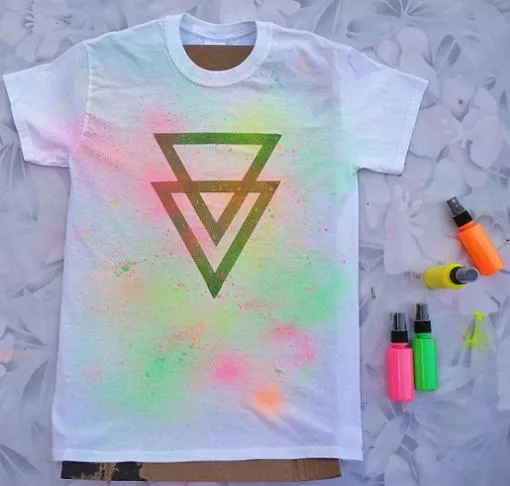 Pintar camiseta con spray - Ropa DIY