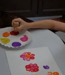 PINTAR FLORES CON TAPONES DE CORCHO