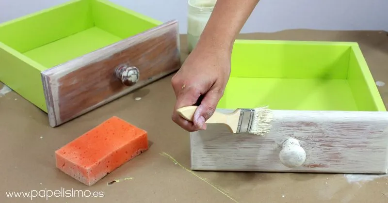Cómo pintar muebles efecto envejecido (pátina) | Papelisimo Cómo pintar muebles efecto envejecido (pátina) | Papelisimo