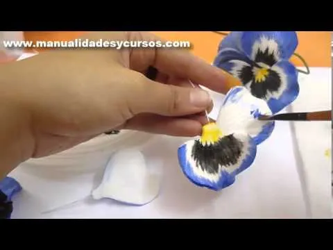 Como pintar un pensamiento en goma eva paso a paso/how to paint ... Como pintar un pensamiento en goma eva paso a paso/how to paint ...