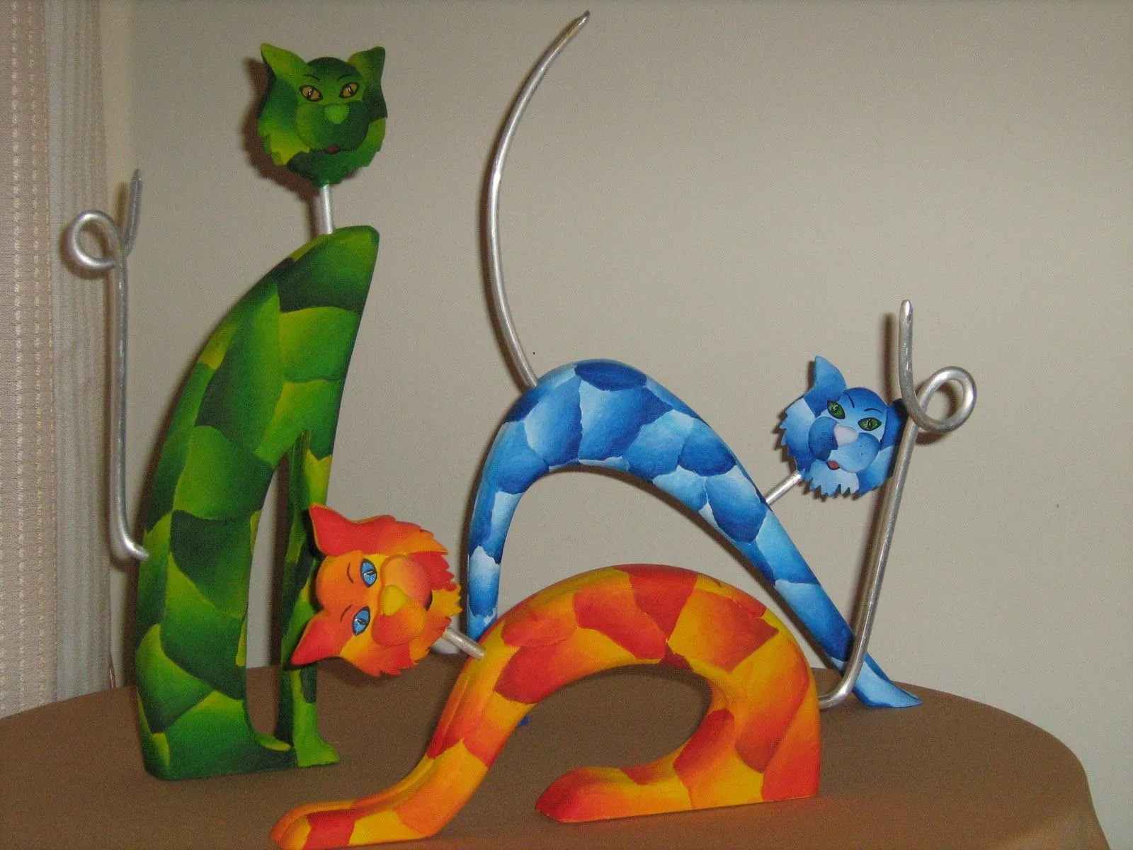 Estos son los gatos en madera que pinté con acrílicos y...mucha ... Estos son los gatos en madera que pinté con acrílicos y...mucha ...