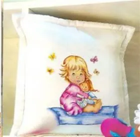 Pintura en Tela: Almohadon decorado: Niña con muñeca Pintura en Tela: Almohadon decorado: Niña con muñeca