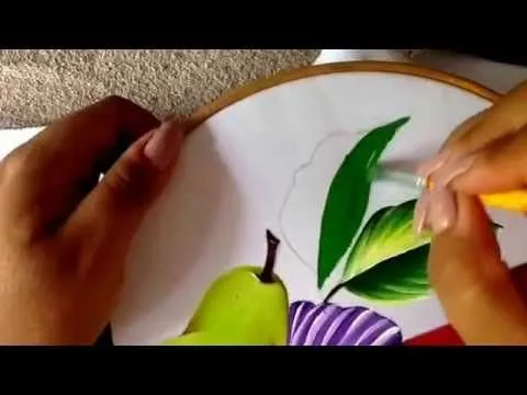 Pintura en tela flor violeta y hojas con doblez para frutero tres ... Pintura en tela flor violeta y hojas con doblez para frutero tres ...