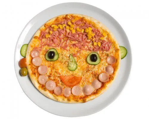 Una pizza con 'mucha cara' para los niños - Cómo decorar la comida ... Una pizza con 'mucha cara' para los niños - Cómo decorar la comida ...