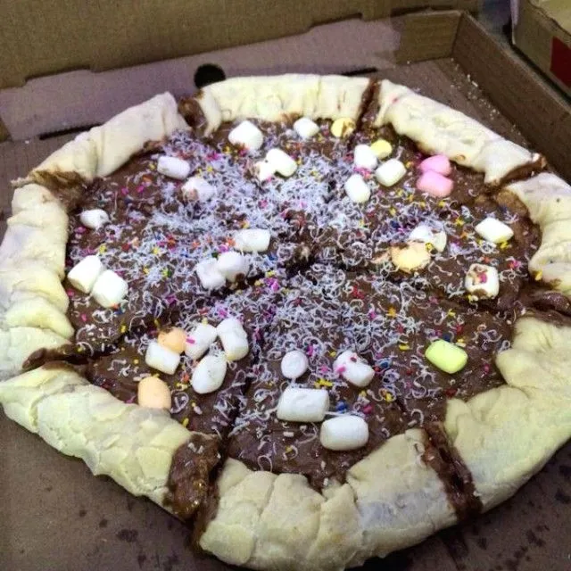Pizza de Nutella con borde de Pirulin y marshmalows salteados ... Pizza de Nutella con borde de Pirulin y marshmalows salteados ...
