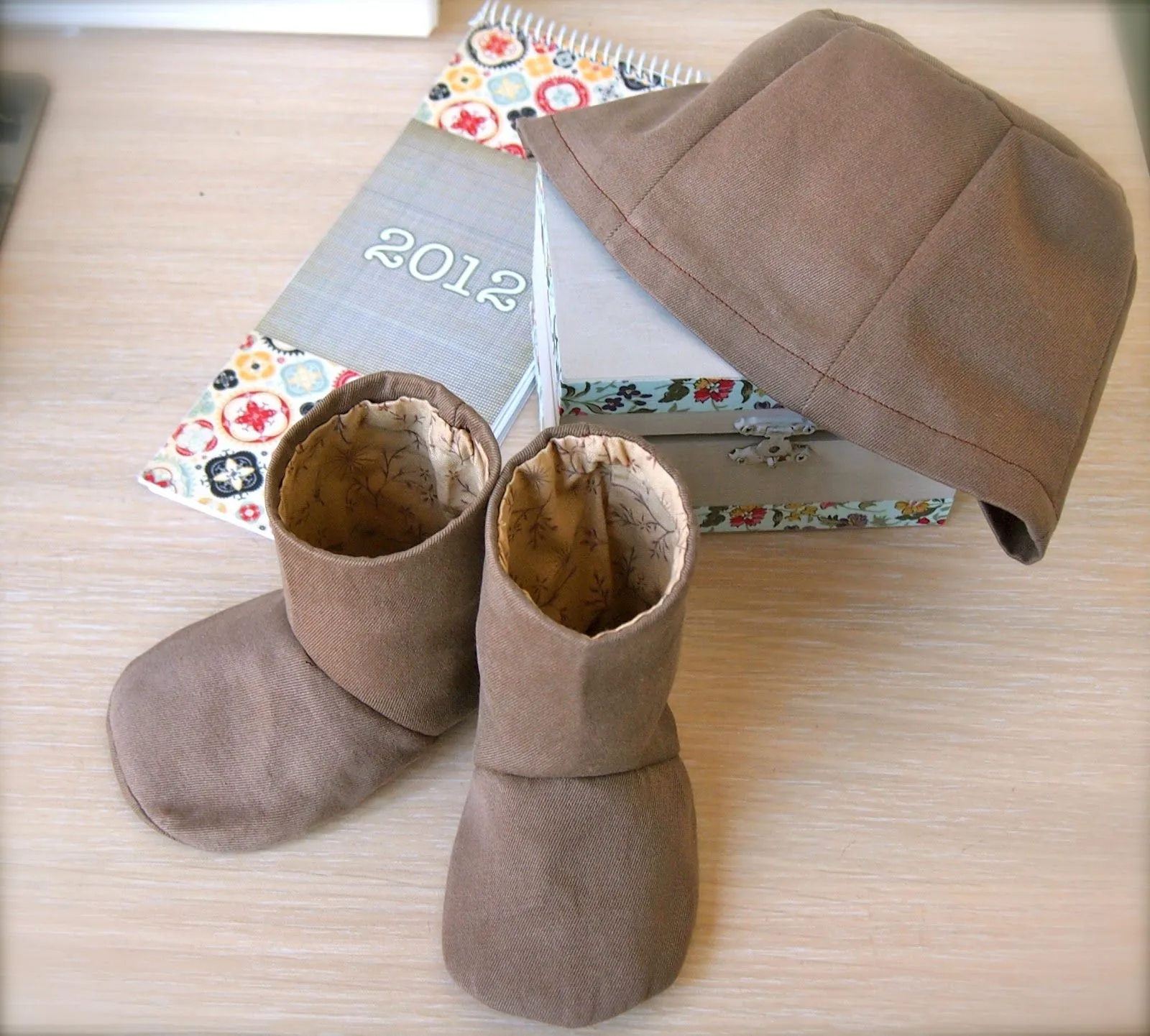 EL PLACER DEL HACER: Zapatitos a partir de un tejano roto EL PLACER DEL HACER: Zapatitos a partir de un tejano roto
