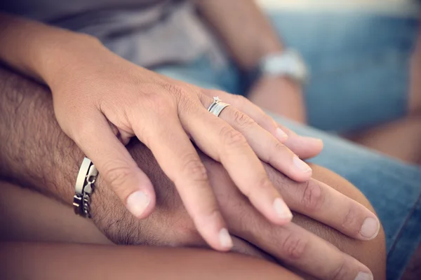 Primer plano de novios agarradas de las manos — Foto stock ... Primer plano de novios agarradas de las manos — Foto stock ...