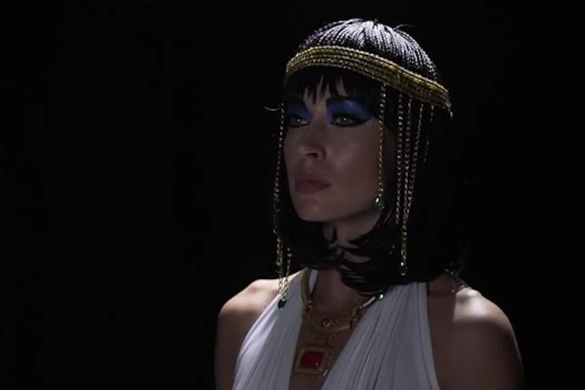 Primer plano de perfil de Cleopatra con maquillaje azul y vestido blanco,  Vídeos de stock - Envato Elements