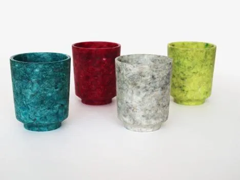 Plástico hecho de escamas recicladas | viviendo en la tierra