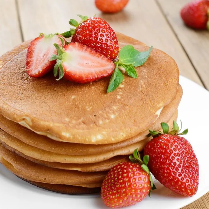 Platillo con hot cakes calientitos y fresas naturales del huerto ...