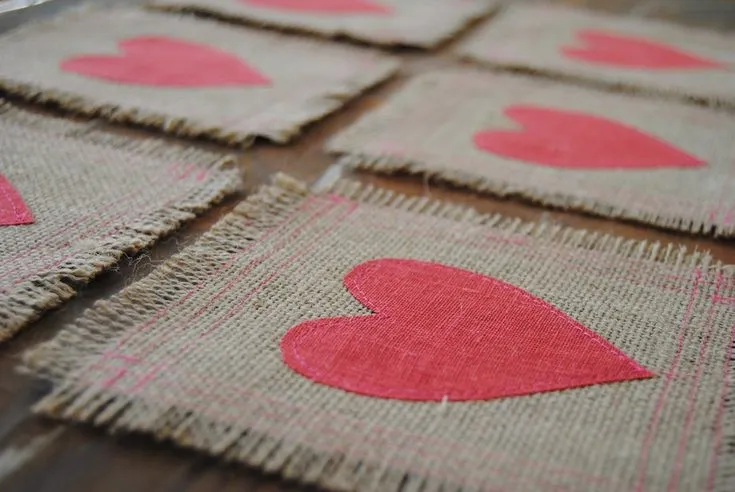 Bajo platos de arpillera con corazón de tela | San Valentín ...