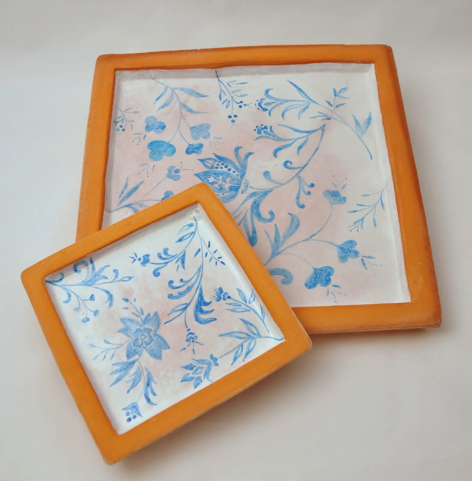 Platos cuadrados de terracota esmaltada | Bartulos, Objetos de ... Platos cuadrados de terracota esmaltada | Bartulos, Objetos de ...