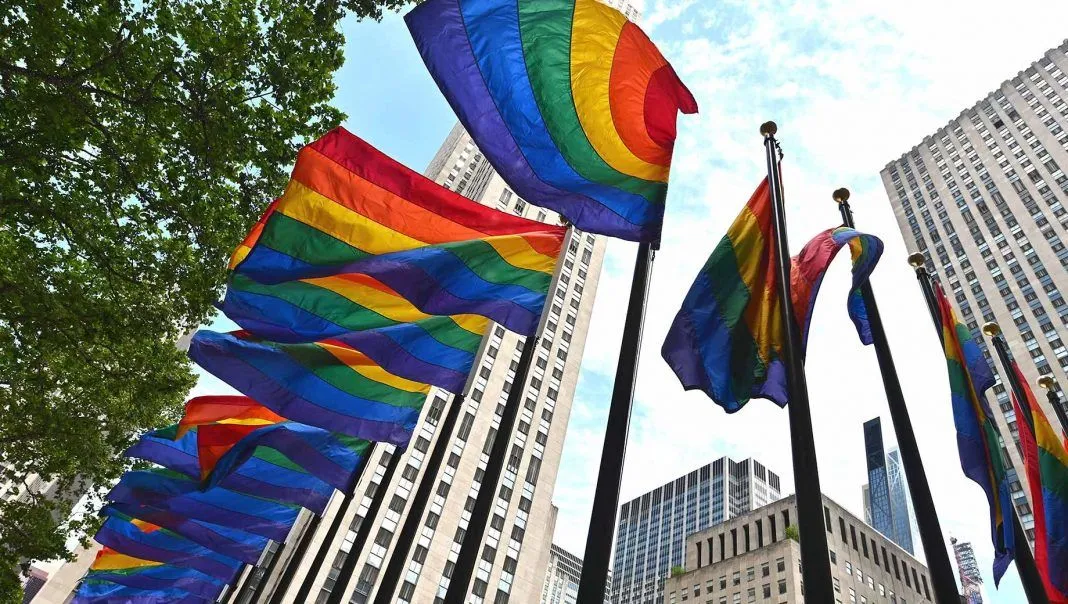 Plaza Rockefeller cambia banderas de los 193 países miembros de la ONU por las LGBTI | Contrapunto.com Plaza Rockefeller cambia banderas de los 193 países miembros de la ONU por las LGBTI | Contrapunto.com