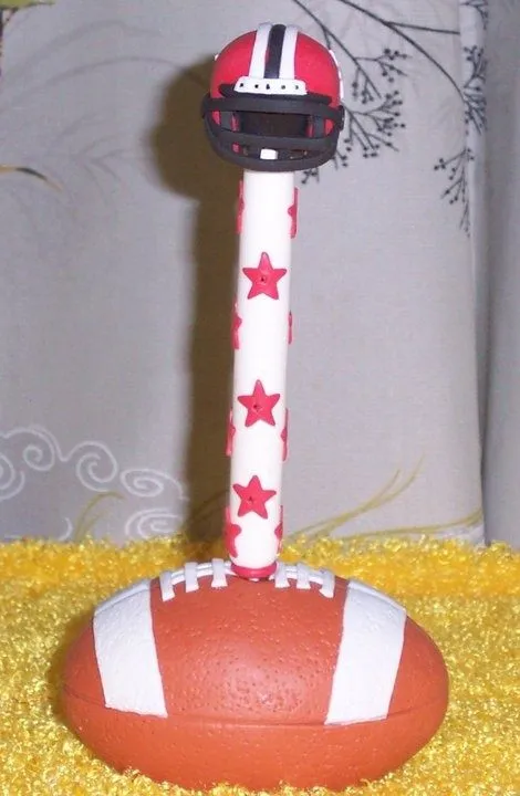 Pluma en balon de futbol americano decorado a mano en porcelana ...