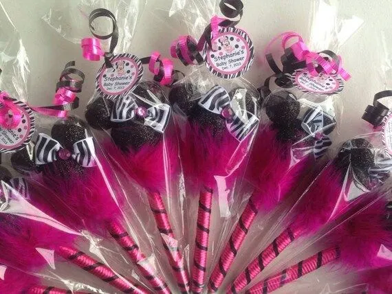 Plumas decoradas con la silueta de Mickey o por designsbyemilys