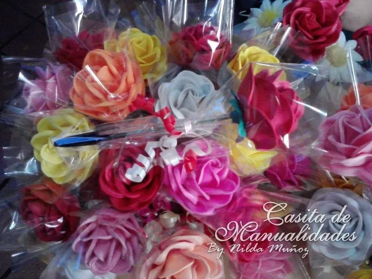 Plumas con Rosas de fomi on Pinterest