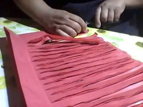 como hacer un plumero facil con papel de volantin - YouTube