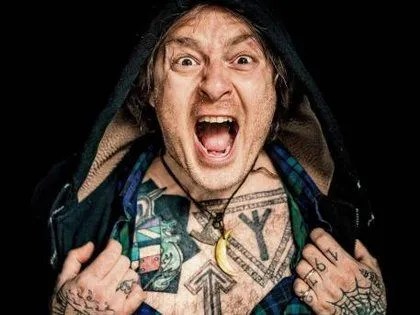Polémica por tatuajes nazis de barítono - Montevideo Portal Polémica por tatuajes nazis de barítono - Montevideo Portal