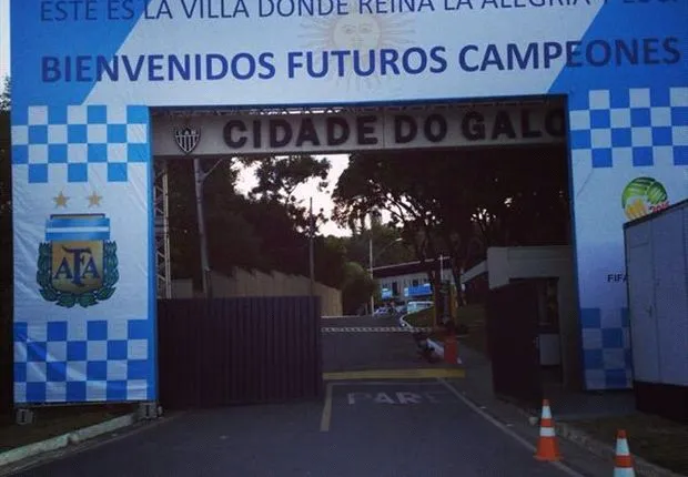 El polémico cartel de bienvenida a la Selección Argentina - Goal ...