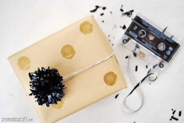 Pompones con cintas de cassette y video - Guía de MANUALIDADES Pompones con cintas de cassette y video - Guía de MANUALIDADES