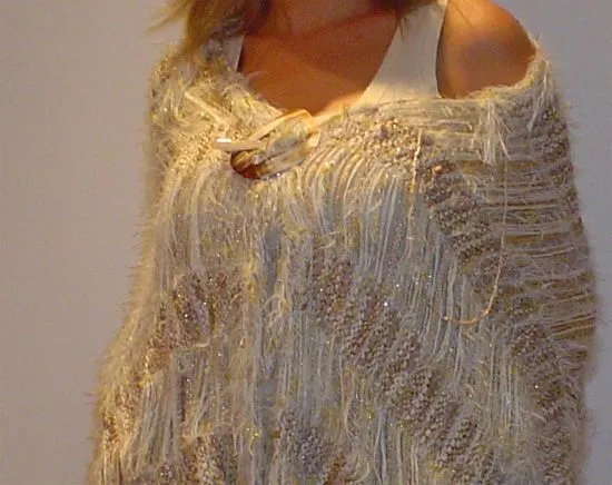 Poncho artesanal tejido a mano color marfil , con un tejido muy ... Poncho artesanal tejido a mano color marfil , con un tejido muy ...