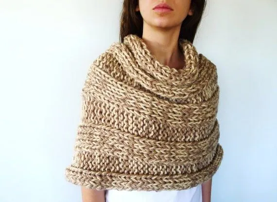 Poncho beige. Ponchos de lana para mujer. Chales por KEENbyAM