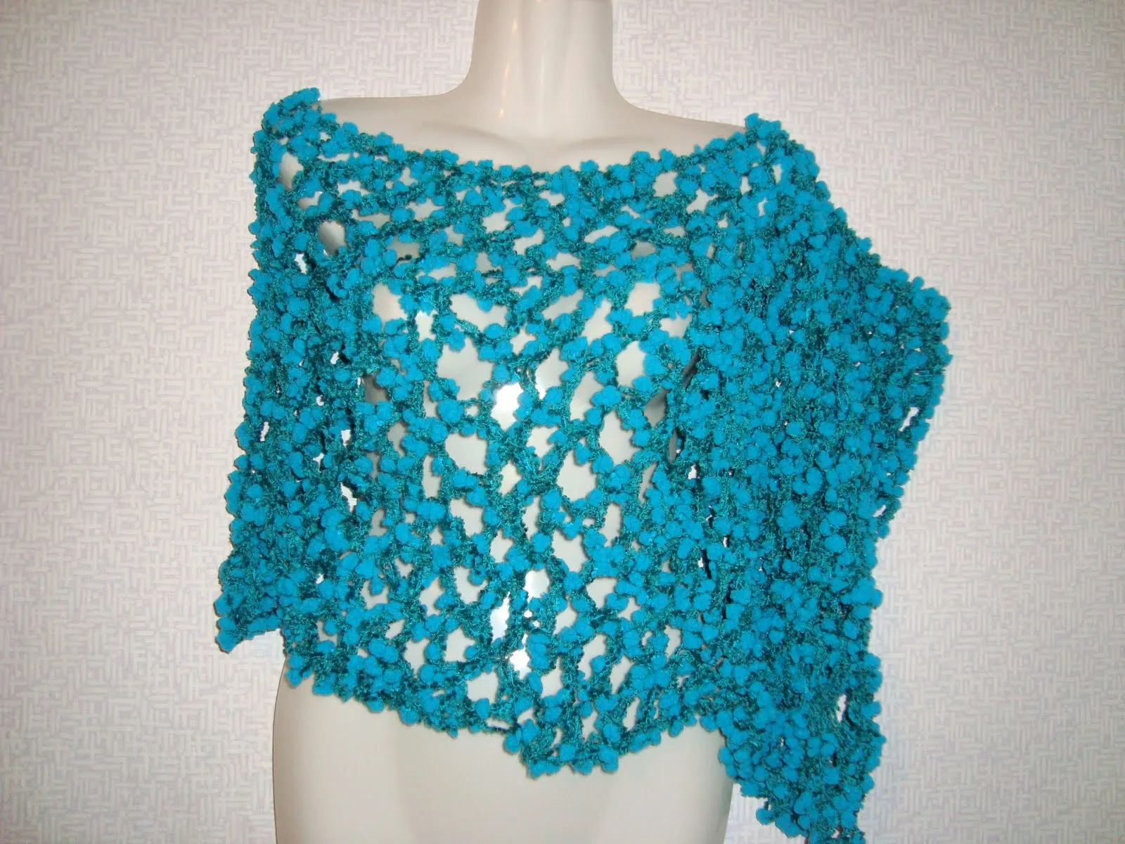Medio Poncho Calado Tejido a Crochet Lana con pompones Medio Poncho Calado Tejido a Crochet Lana con pompones
