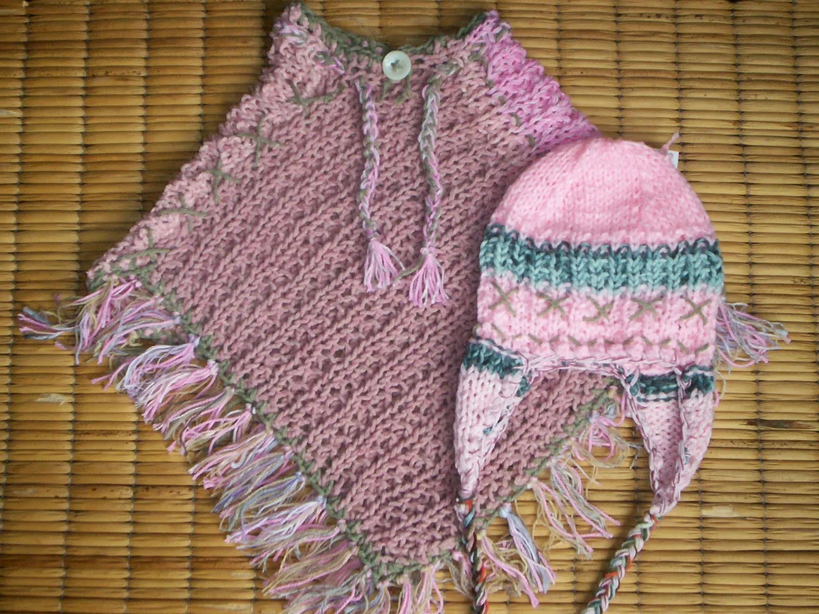 poncho tejido en 2 agujas de lana rosa con un botón de nácar ... poncho tejido en 2 agujas de lana rosa con un botón de nácar ...