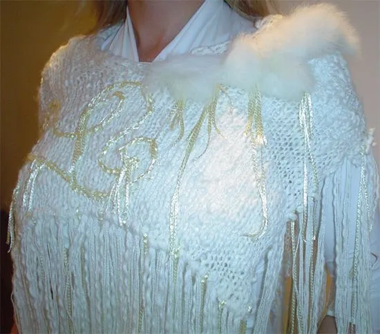 Poncho tejido cerrado de lana blanco tejido a mano, con apliques ... Poncho tejido cerrado de lana blanco tejido a mano, con apliques ...