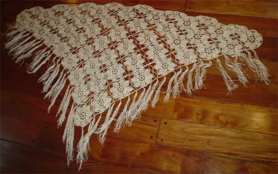 Poncho tejido artesanalmente al crochet en hilo marfil, con ... Poncho tejido artesanalmente al crochet en hilo marfil, con ...
