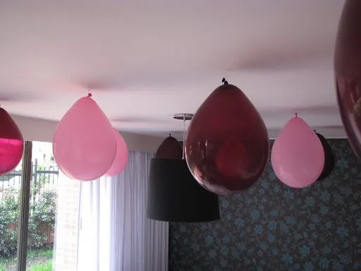 ponque obviamente de chocolate con una sencilla decoracion de fresas y ... ponque obviamente de chocolate con una sencilla decoracion de fresas y ...