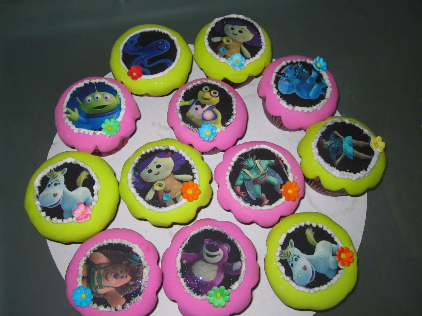 Ponquesitos decorados con motivos de Toy Story 3 para acompañar torta ... Ponquesitos decorados con motivos de Toy Story 3 para acompañar torta ...