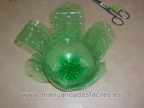 Portavelas hecho de botella de plastico | Manualidades faciles