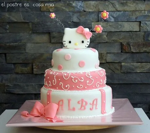 EL POSTRE ES COSA MÍA: TARTAS HELLO KITTY... A LO ALTO Y A LO ANCHO