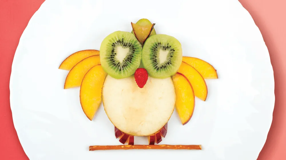 Postre de frutas: búho de manzana y kiwi