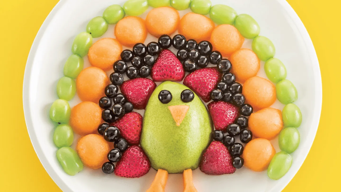Postres para niños con frutas: pavo real de colores Postres para niños con frutas: pavo real de colores