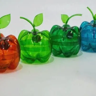 Potinhos em forma de frutas feitos de garrafas PET recicladas ...