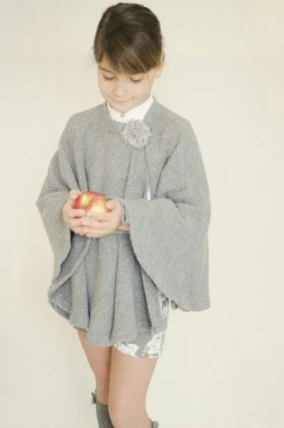 Preciosa capa de lana en gris para niña de la temporada otoño ...