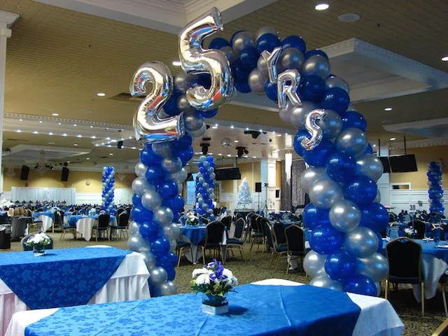 Preciosa decoración con globos para aniversario