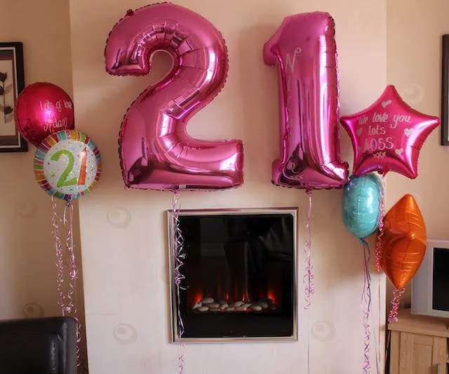 Preciosa decoración con globos para aniversario
