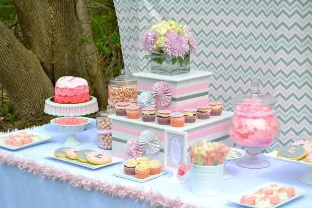 Una preciosa mesa de dulces para una fiesta Primera Comunión / A ...