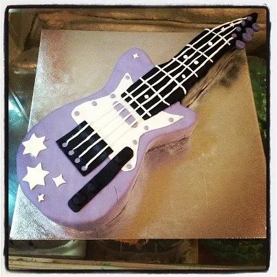 Preciosa tarta de fondant en forma de guitarra. | Tartas tematicas ...