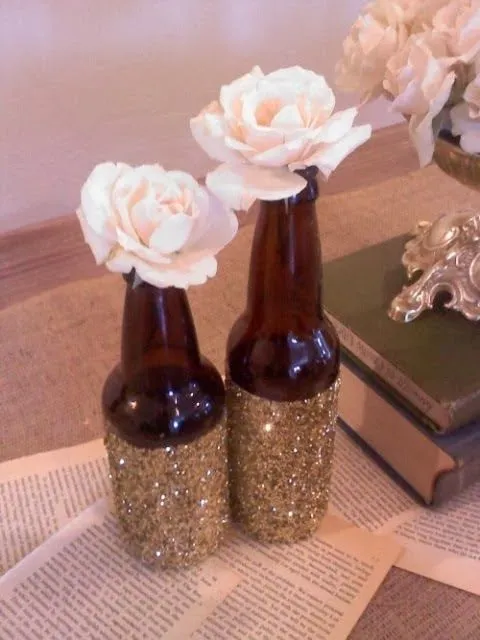Precioso mesero hecho con botellas de cerveza y purpurina. | DIY ... Precioso mesero hecho con botellas de cerveza y purpurina. | DIY ...