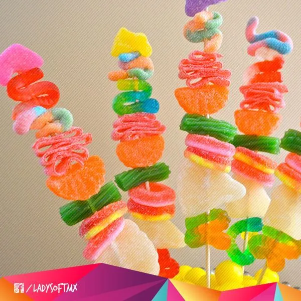 Prepara una dulce sorpresa a tu familia. ¡Banderillas de gomitas ... Prepara una dulce sorpresa a tu familia. ¡Banderillas de gomitas ...
