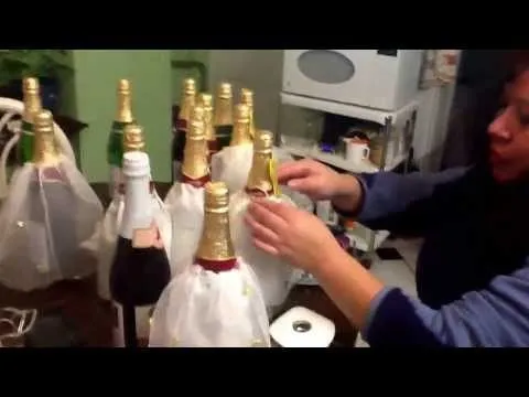 Preparando las botellas de sidra con sus vestidos para la fiesta ... Preparando las botellas de sidra con sus vestidos para la fiesta ...