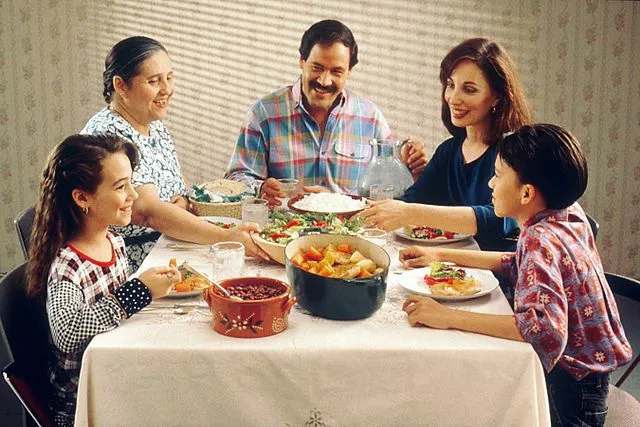 Cómo prevenir la obesidad infantil, comiendo en familia ... Cómo prevenir la obesidad infantil, comiendo en familia ...