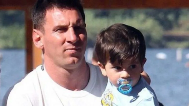 Las primeras gambetas de Thiago Messi en la playa | Antonella ...
