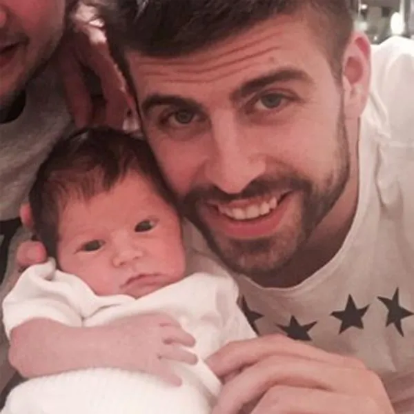PRIMERAS IMAGENES DE "SASHA" EL HIJO DE SHAKIRA Y PIQUE - YouTube PRIMERAS IMAGENES DE "SASHA" EL HIJO DE SHAKIRA Y PIQUE - YouTube