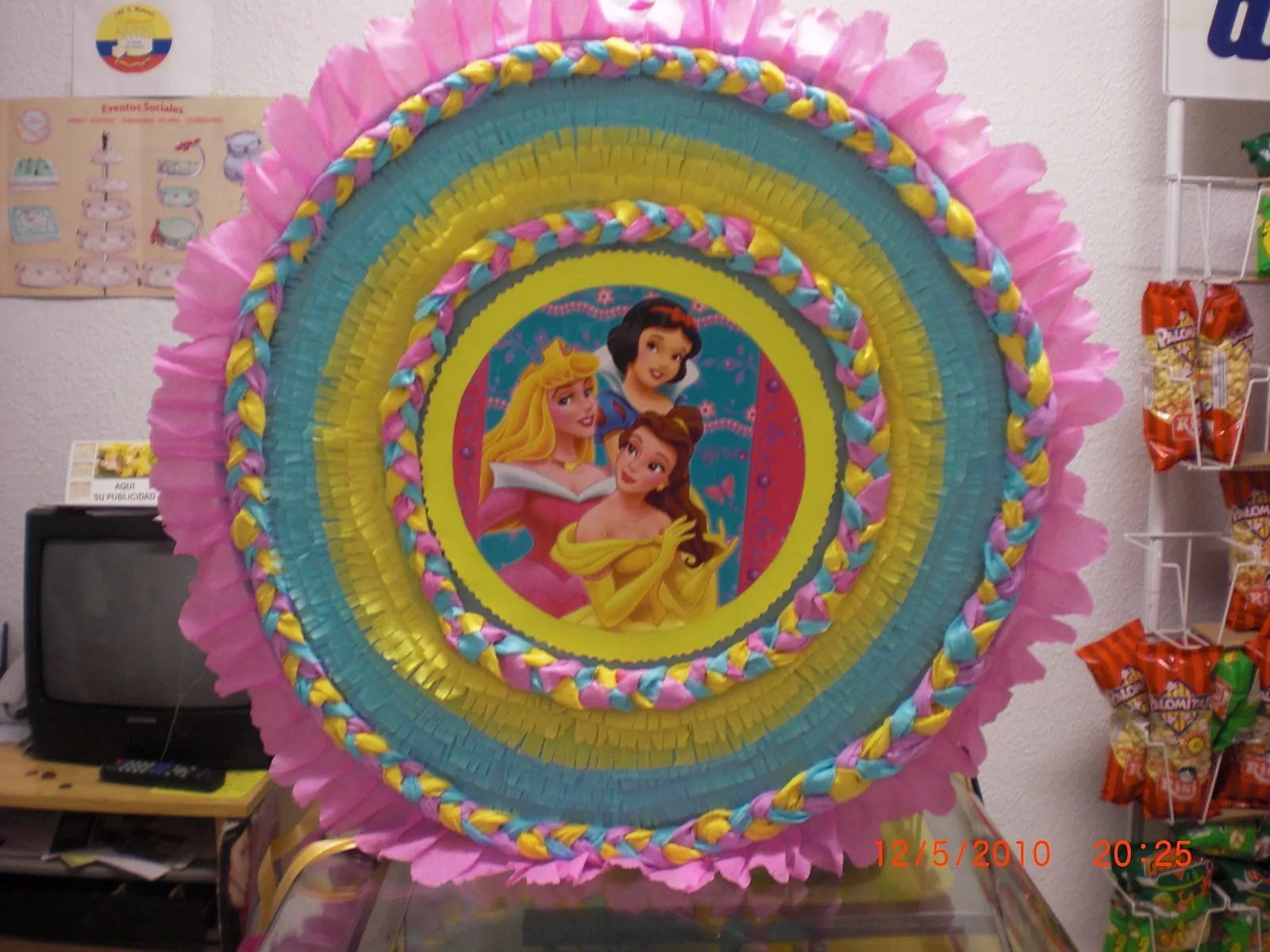 ... princesa?? pues aki tenemos una piñata de princesas. Espero les guste ... princesa?? pues aki tenemos una piñata de princesas. Espero les guste